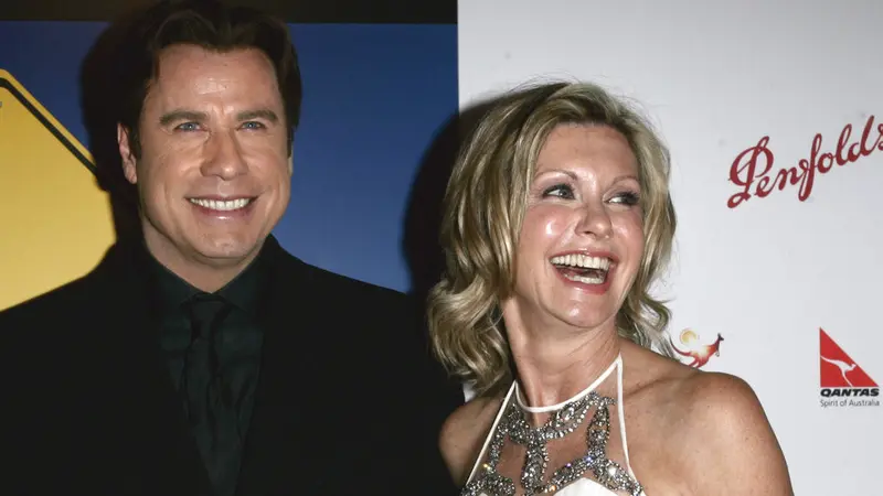 John Travolta dan mendiang Olivia Newton-John pada 2006. (AP Photo/Branimir Kvartuc, File)