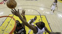 Aksi James Harden di blok oleh Kevin Durant di laga semifinal Wilayah Barat NBA (AP)