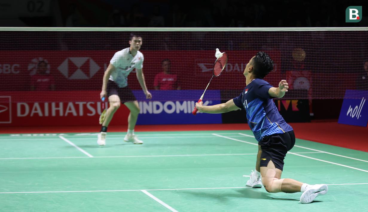Tunggal putra Indonesia, Anthony Sinisuka Ginting, saat melawan Wakil Kanada, Bryan Yang, pada laga semifinal Indonesia Masters 2024 di Istora Senayan, Sabtu (27/1/2024). Ginting kalah dengan skor 21-13, 17-21, 19-21. (Bola.com/Pradipta Rama)