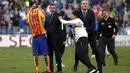 Seorang penggemar berusaha mendekati bintang Barcelona, Lionel Messi, setelah laga melawan Malaga dalam lanjutan La Liga Spanyol di Stadion La Rosaleda, Malaga, Sabtu (23/1/2016). (Reuters/Jon Nazca)