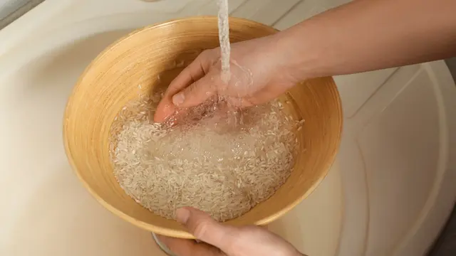 Dijamin Pulen dan Anti Gagal, Begini Tips Mudah Memasak Nasi Menggunakan Kompor