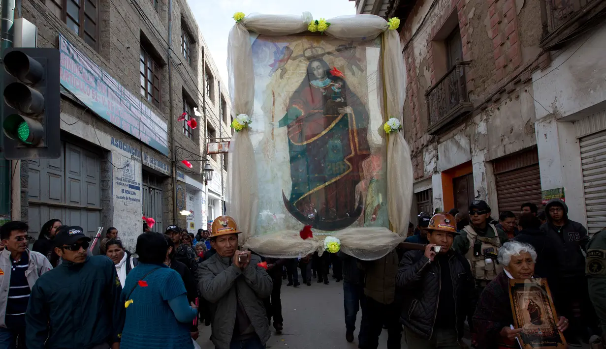 Penambang membawa gambar Our Lady of Socavon dalam sebuah prosesi untuk menghormati santo pelindung mereka, di Oruro, Bolivia (1/3). Ratusan orang yang terdiri dari warga, uskup agung, dan pejabat setempat mengikuti acara ini. (AP Photo/Juan Karita)