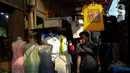 Jalanan lengang yang hanya dilalui oleh segelintir pengendara dan pejalan kaki, memperkuat kesan redup yang menyelimuti kawasan ini. (Liputan6.com/Herman Zakharia)