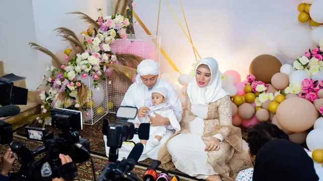 7 Momen Opick dan Bebi Silvana Gelar Tasyakuran 4 Bulanan Ini Penampilannya Curi Perhatian