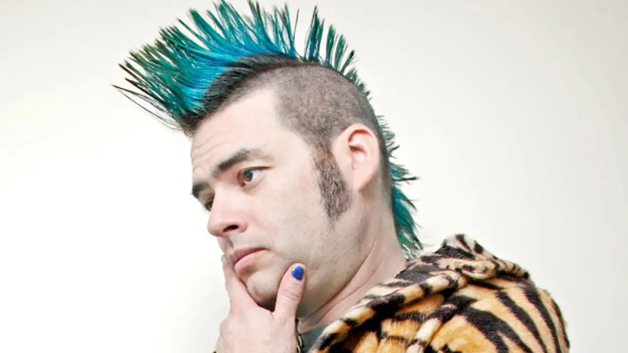 Vokalis NOFX Tendang Muka Fans di Atas Panggung