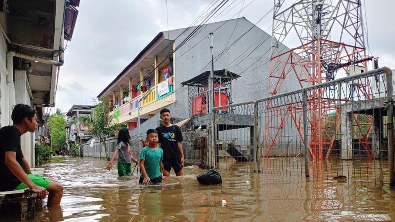 Banjir Cipinang Melayu Capai 170 Cm Akibat Luapan Kali Sunter, Warga Terpaksa Mengungsi