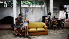 Dua orang anggota LGBT bercanda di halaman gedung tua di Sao Paulo, Brasil (17/11). Mereka adalah anggota kaum LGBT yang telah diundang untuk bergabung bersama kelompok sosial Gerakan Tanpa Atap. (Reuters/Nacho Doce)