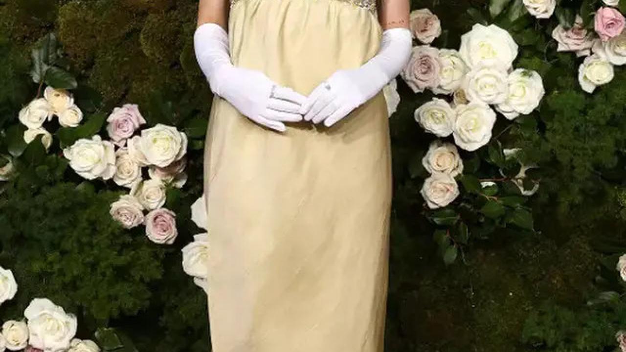 Ariana Grande Tampil dengan Gaun Berusia 59 Tahun di Golden Globe Awards 2025, Anggun dengan Gaun Vintage