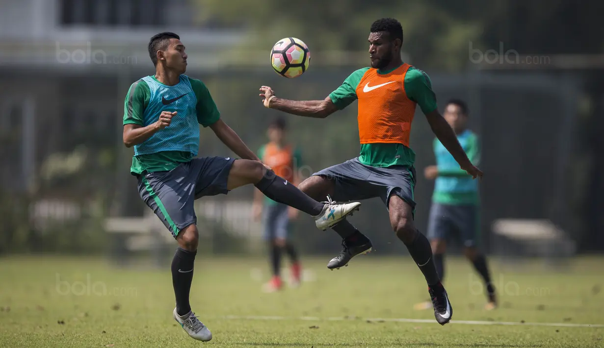 Pemain Timnas Indonesia U-22, Marinus Wanewar, berebut bola dengan Ricky Fajrin saat latihan di Lapangan SPH Karawaci, Banten, Selasa (8/8/2017). Latihan dilakukan sebagai persiapan jelang SEA Games 2017 Malaysia. (Bola.com/Vitalis Yogi Trisna)