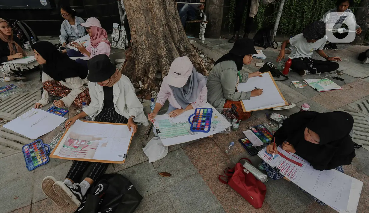 Sejumlah mahasiswa Institut Kesenian Jakarta melukis suasana di sekitar kawasan Bundaran HI Jakarta, Kamis (5/12/2019). Kegiatan melukis ini merupakan salah satu tugas bagi mahasiswa baru guna mengembangkan keahlian dalam bidang seni rupa. (Liputan6.com/Faizal Fanani)