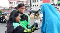 Kebahagiaan Pengemudi Grab yang Bagikan Takjil Bersama Mobil #BahagiaItuDekat