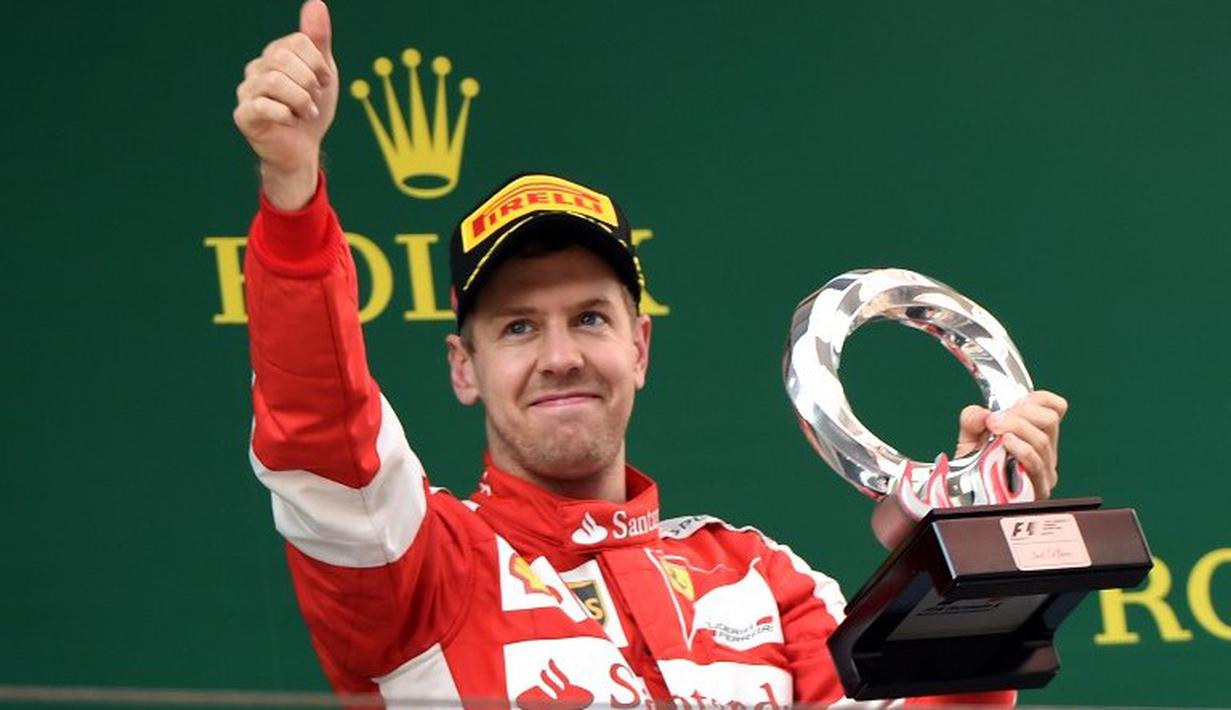 Pebalap tim Ferrari, Sebastian Vettel finis di posisi ketiga. Vettel tercecer hingga 2,9 detik dari Hamilton (AFP PHOTO/GOH CHAI HIN)