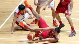 Pebasket putra Indonesia, Adhi Pratama Prasetyo Putra (14), berusaha melewati hadangan pemain Singapura dalam semi final basket SEA Games 2015. (Bola.com/Arief Bagus)