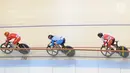 Atlet Crismonita Dwi Putri (kanan) saat turun nomor keirin putri di Jakarta International Velodrome, Rawamangun, Selasa (28/8). Crismonita selisih waktu 0,285 detik dari Korea Selatan, Tiongkok, dan Hong Kong. (Merdeka.com/Arie Basuki)