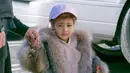 Nori, panggilan North West, menghadapi udara dingin di Los Angeles dengan jaket bulu yang ditaksir seharga US$ 3.500 atau Rp 48 jutaan. Di balik mantel bulu yang high-fashion itu, North West tampil sporty dengan sweater dan wash denim. (mirror.co.uk)