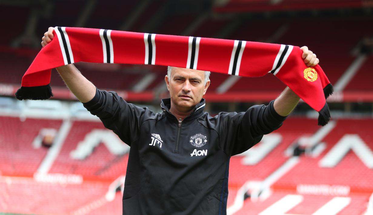 Manchester United memperkenalkan pelatih baru yaitu Jose Mourinho kepada media di Stadion Old Trafford, Manchester, (05/7/2016). (EPA/Nigel Roddis)