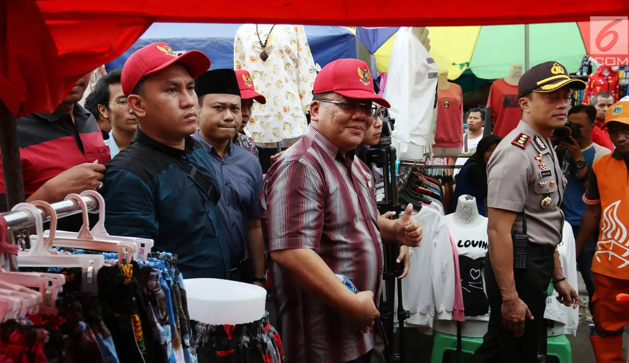 Komisioner Ombudsman Republik Indonesia (ORI), Adrianus Meliala saat blusukan tenda PKL Tanah Abang Jakarta, Rabu (17/1). Saat diwawancarai Ombudsman pedagang mengakui meraup keuntungan lantaran dibuatnya lapak untuk PKL. (Liputan6.com/Angga Yuniar)