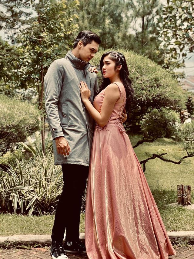 Main Sinetron Bareng Ini 6 Momen Kedekatan Ochi Rosdiana Dan Rizky Ksatria Hot Liputan6 Com