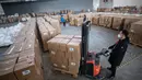 Anggota staf dan sukarelawan mengenakan masker menyiapkan pasokan medis di convention hall yang telah diubah menjadi rumah sakit darurat di Wuhan, Provinsi Hubei, China (4/2/2020). Hingga Rabu (5/2/2020) pagi, jumlah pasien yang meninggal menjadi 479. (AFP/STR)