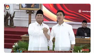 Prabowo Subianto bersama Gibran Rakabuming Raka usai menyampaikan pidato perdana setelah resmi ditetapkan Komisi Pemilihan Umum Republik Indonesia (KPU RI) sebagai Presiden dan Wakil Presiden Terpilih 2024. (Tangkapan Layar YouTube KPU RI)