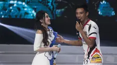 Pemain Mitra Kukar, Bayu Pradana duet nyanyi bareng Via Vallen pada acara peluncuran Liga 1 Indonesia di Studio 5 Indosiar, Jakarta, Senin (19/3/2018). Liga 1 nantinya akan diikuti oleh 18 klub. (Bola.com/Vitalis Yogi Trisna)