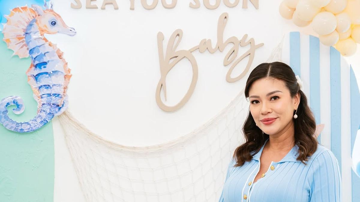 Hamil Anak Pertama di Usia 45 Tahun, Aline Adita Jadi Bumil Glowing di Momen Baby Shower