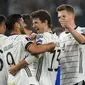 Penyerang timnas Jerman Thomas Muller diberi selamat oleh rekannya setelah mencetak gol kedelapan timnya ke gawang Liechtenstein dalam Kualifikasi Piala Dunia 2022 Zona Eropa di Volskwagen Arena, Jumat (12/11/2021) dinihari WIB. Jerman menang 9-0 atas tamunya Liechtenstein. (AP Photo/Michael Sohn)