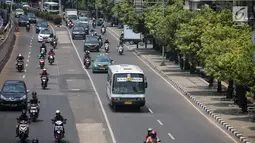 Sejumlah kendaraan melintas di Jalan HR Rasuna Said, Jakarta, Selasa (4/9). Pemprov DKI bakal menerapkan kawasan ganjil-genap selama 15 jam yang akan menjadi tempat lintas Electronic Road Princing (ERP) atau jalan berbayar. (Liputan6.com/Faizal Fanani)