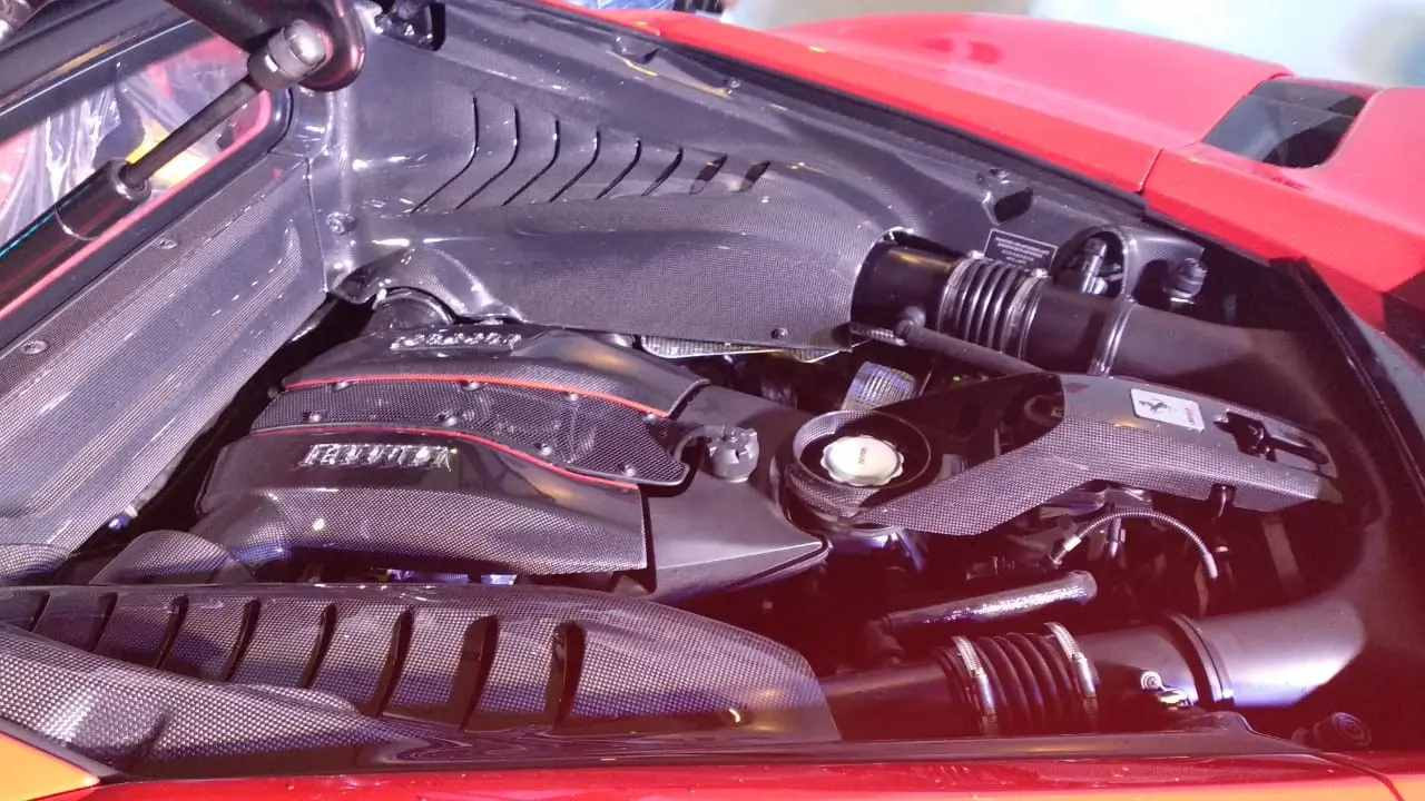 Mesin Ferrari 488 Pista
