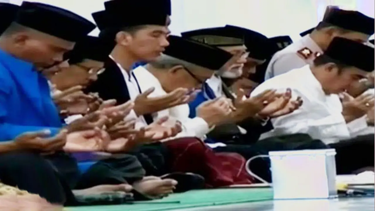 Salat Id Jokowi hingga Robot Dinosaurus Jadi Petugas Hotel