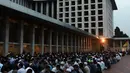 Jemaah menunggu azan maghrib saat mengikuti buka puasa bersama di Masjid Istiqlal, Jakarta, Kamis (17/5). (Liputan6.com/Arya Manggala)