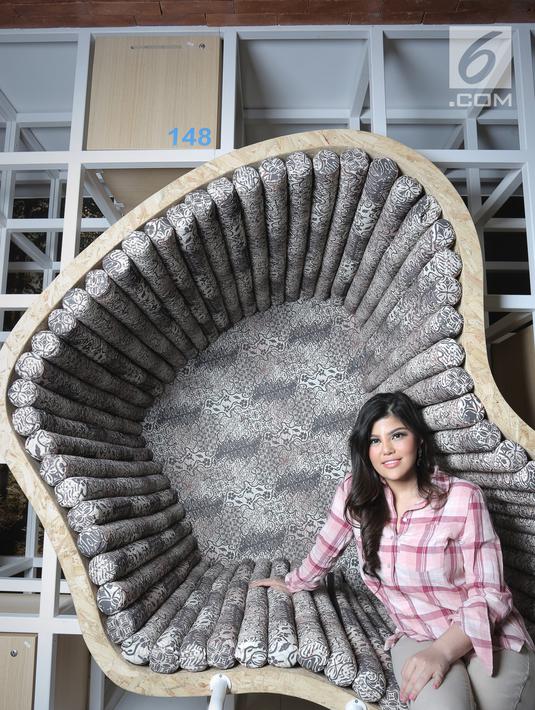 Keromantisan seringkali terlihat antara Denny dan Dita. Seperti Rabu (24/10/2018) saat tim Kapan Lagi Youniverse (KLY) bertandang ke kantor DANA Indonesia, Jakarta, Dita mengatakan Denny mengirimkan bunga cantik di pagi hari. (Bambang E. Ros/Fimela)