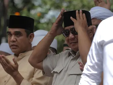 Capres nomor urut 02 Prabowo Subianto saat menghadiri syukuran kemenangan di kediaman Prabowo, di Kertanegara, Jakarta, Jumat (19/4). Acara dengan tema gema nisfu sya'ban sekaligus ucapan syukur kemenangan Prabowo - Sandiaga tersebut dihadiri ribuan pendukung. (Liputan6.com/Faizal Fanani)