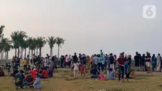 Wisatawan memenuhi lokasi Wisata Pantai Pasir Putih PIK 2, Tanggerang, Banten, Minggu (3/9/2021). Kawasan Jabodetabek masih berstatus PPKM Level 3 dengan sejumlah pelonggaran di tempat wisata pada akhir pekan yang harus diperhatikan pengunjung dan pengelola. (Liputan6.com/Faizal Fanani)
