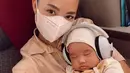 <p>Tidak bersama suami, tapi hanya bersama anak keempatnya yang baru berusia sekitar tiga bulan. Sekedar informasi, meski telah memiliki empat orang anak, perempuan kelahiran Jerman itu tak menggunakan jasa pengasuh. [Instagram/jenniferbachdim]</p>