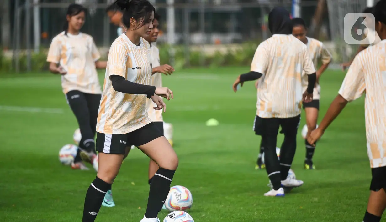 Tim asuhan pelatih asal Jepang, Satoru Mochizuki terus mengasah kemampuan dan kelihaian bermain. (Liputan6.com/Herman Zakharia)