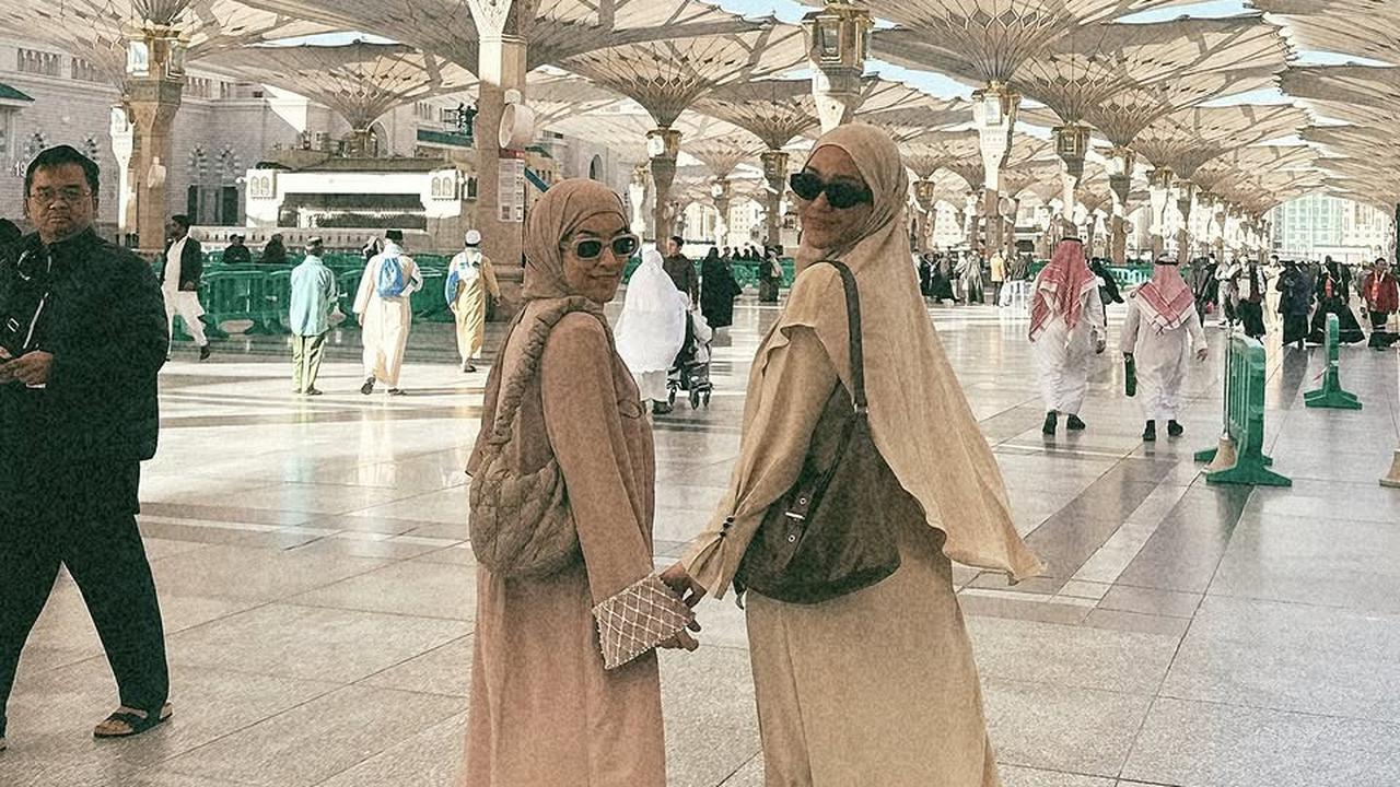 7 Potret Erica Putri Jalani Umrah dengan Sahabat dan Keluarga, Penuh Momen