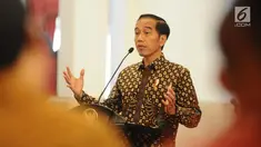 Presiden Joko Widodo memberikan pengarahan kepada para pendamping Program Keluarga Harapan (PKH) dalam Jambore Sumber Daya PKH di Istana Negara, Jakarta, Kamis (13/12). Jambore diikuti 598 peserta dari seluruh Indonesia. (Liputan6.com/Angga Yuniar)