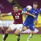 Pemain Chelsea, Kai Havertz, berebut bola dengan pemain Burnley, James Tarkowski, pada laga Liga Inggris di Stadion Turf Moor, Sabtu (31/10/2020). Chelsea menang dengan skor 3-0. (Molly Darlington/Pool via AP)