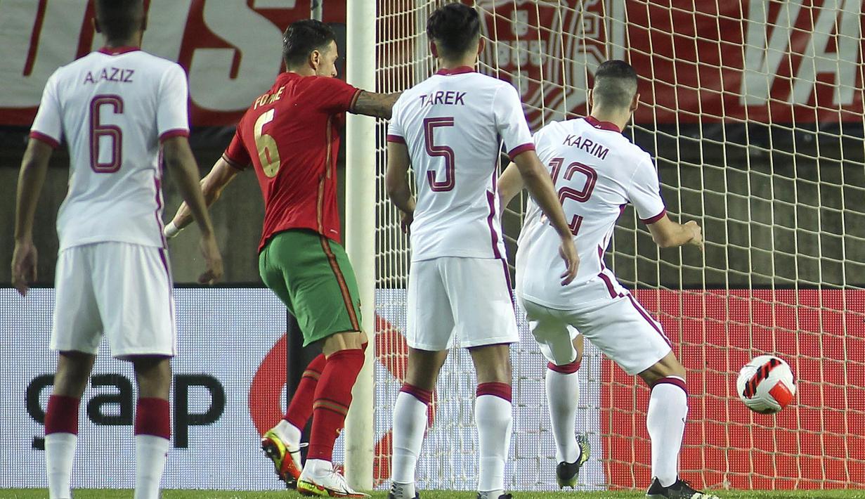 Berawal dari skema tendangan bebas, William Carvalho menanduk bola, namun berhasil dipatahkan Al Sheeb. Sayangnya, bola tepisan kiper Qatar itu jatuh ke kaki Jose Fonte yang tidak terkawal. Sang bek tidak kesulitan melakukan tap in sehingga Portugal unggul 2-0. (AP Photo/Joao Matos)