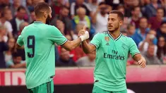 Gelandang Real Madrid, Eden Hazard berselebrasi dengan rekannya Karim Benzema setelah mencetak gol ke gawang Red Bull Salzburg pada laga persahabatan di Red Bull Arena, Austria (8/8/2019). Winger asal Belgia itu mencetak gol perdananya untuk klub barunya Real Madrid. (AFP Photo/Krugfoto)