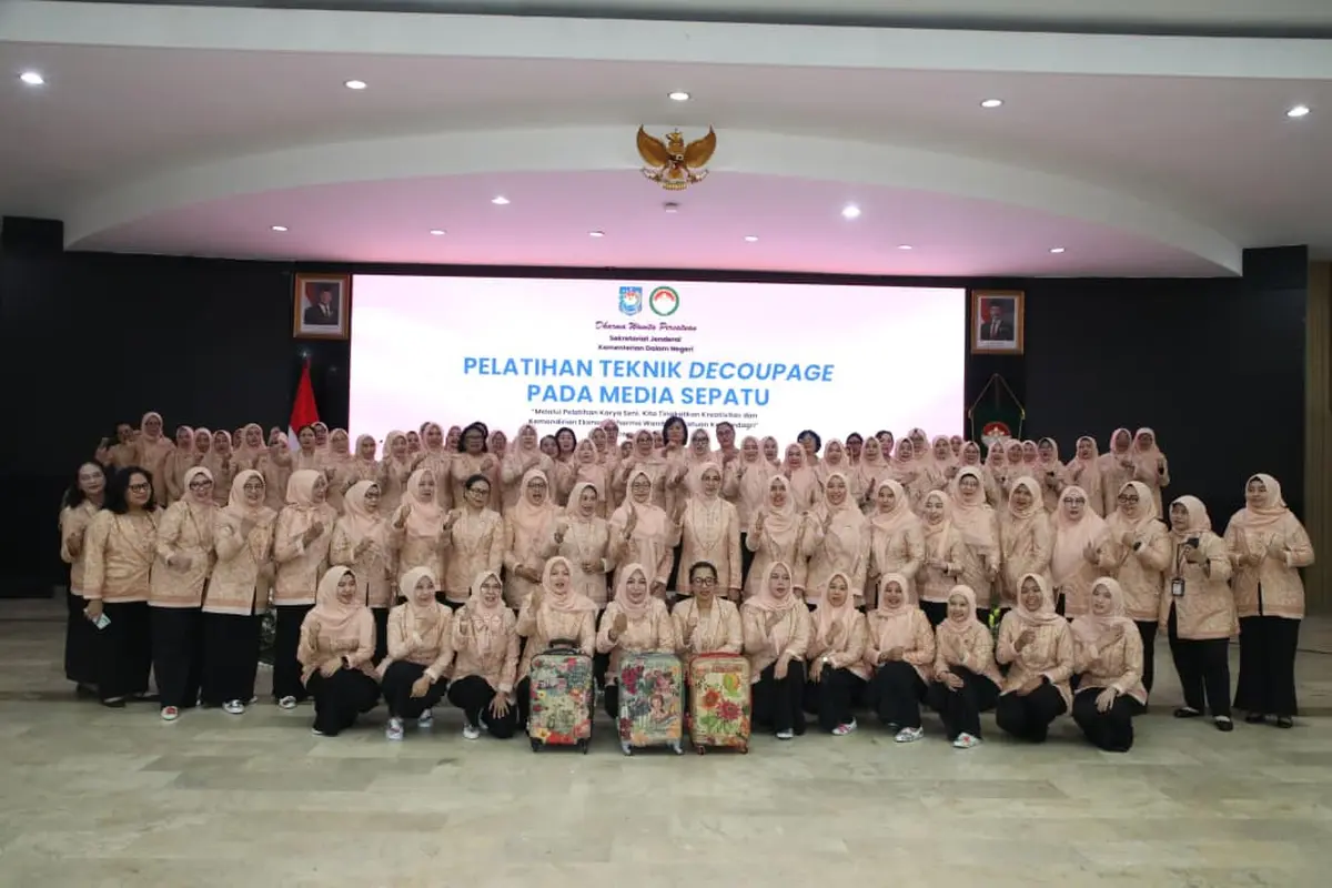 Pelatihan teknik decoupage pada media sepatu bertema "Melalui Pelatihan Karya Seni, Kita Tingkatkan Kreativitas dan Kemandirian Ekonomi DWP Kemendagri" di Kampus Institut Pemerintahan Dalam Negeri (IPDN) Cilandak, Jakarta, Kamis (23/7/2026) (Istimewa)
