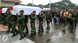 Prosesi pemakaman 13 jenazah korban jatuhnya Helikopter Bell 412 ED HA5171 milik TNI AD di TMP Kalibata diwarnai hujan deras, Jakarta, Selasa (22/3/2016). (Liputan6.com/Yoppy Renato)