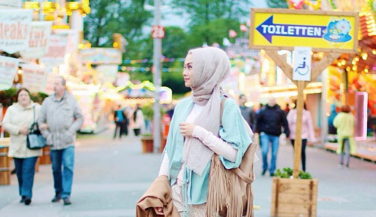 12 Gaya Hijab Dan Baju Muslimah Keren Ala Indah Nada Puspita
