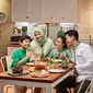 Foto Ilustrasi suasana keluarga sedang berbuka puasa dengan makanan bergizi seimbang dilengkapi dengan segelas MILO. Document/ Nestle Indonesia