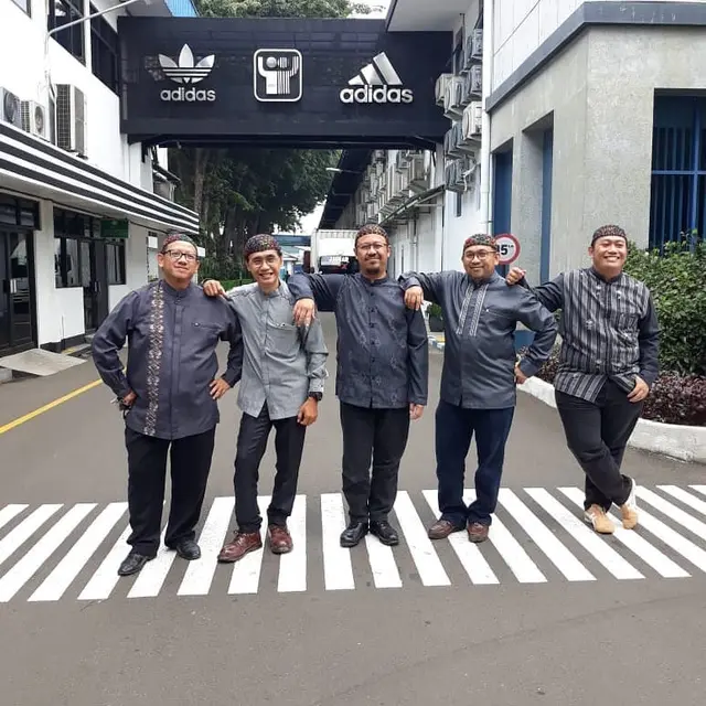 Teddy bersama grup nasyid Snada (https://www.instagram.com/p/B9tRIPPnTaq/)