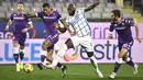 Penyerang Inter Milan, Romelo Lukaku berebut bola dengan bek Fiorentina, Igor Fiorentina ada lanjutan laga Liga Italia di Stadion Artemio Franchi, Sabtu dinihari WIB (6/2/2021). Inter Milan mengalahkan Fiorentina 2-0 dan menggusur AC Milan dari puncak klasemen Serie A. (Massimo Paolone/LaPresse via