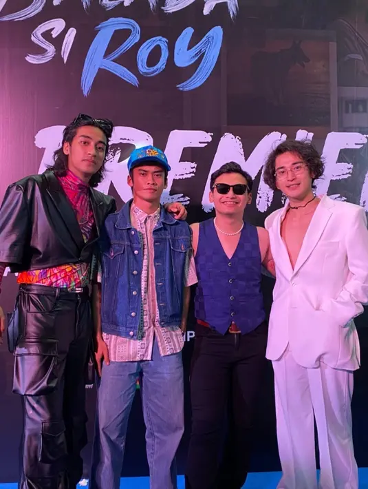 Lewat momen gala premiere ini, Abidzar Al Ghifari dan Bio One kompak berfoto bareng para penggemar. Keduanya tak hentinya memamerkan karakter remaja layaknya di film. (Liputan6.com/IG/@mikha_herman).