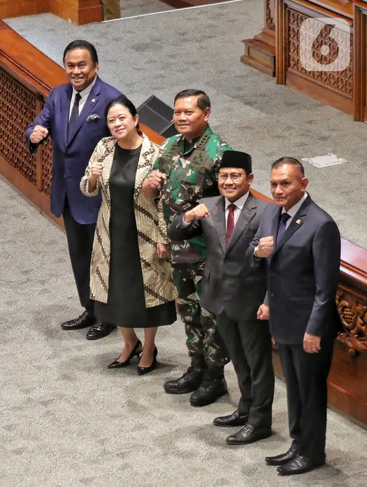 Ketua DPR Puan Maharani didampingi Wakil Ketua DPR Muhaimin Iskandar, Rachmad Gobel dan Lodewijk Freidrich Paulus berfoto bersama Calon Panglima TNI Laksamana TNI Yudo Margono dalam Rapat Paripurna Ke-12 Masa Persidangan II Tahun Sidang 2022-2023 di Kompleks Parlemen, Senayan, Jakarta, Selasa (13/12/2022). Paripurna DPR RI mengesahkan Laksamana TNI Yudo Margono menjadi Panglima TNI. (Liputan6.com/Angga Yuniar)