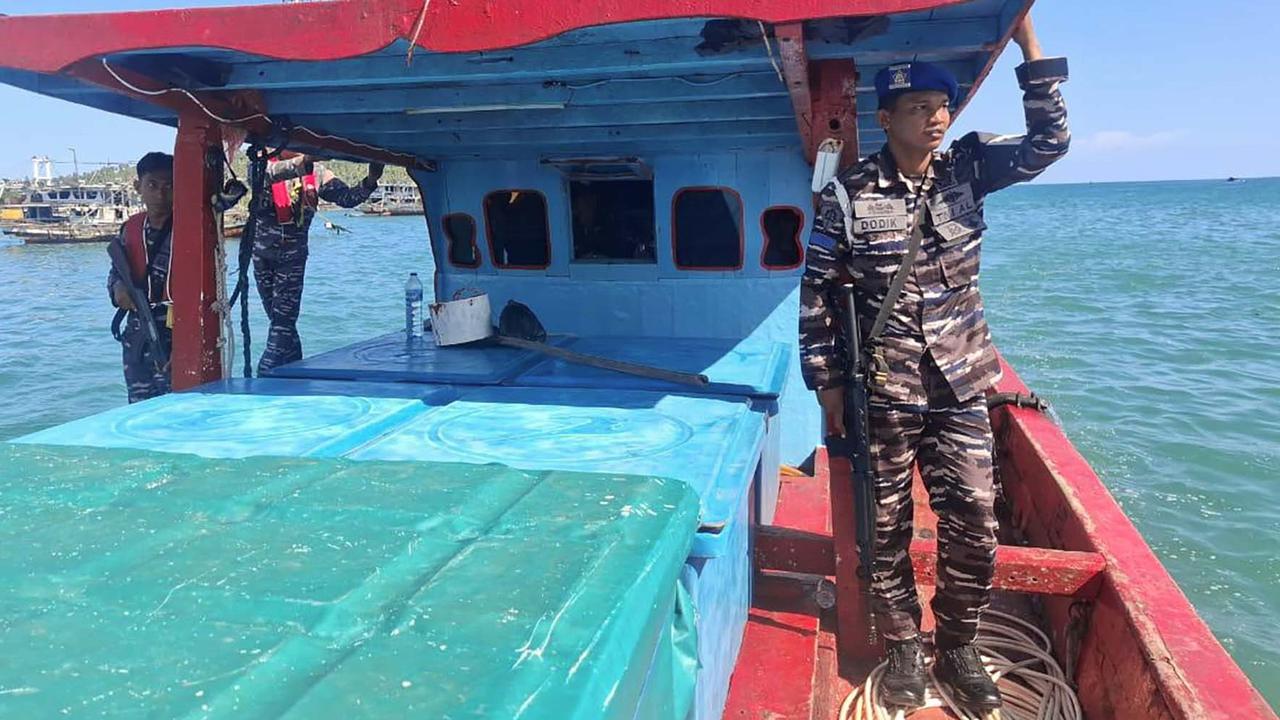 FOTO: TNI AL Amankan Kapal KM Rezeki, Gunakan Bom untuk Tangkap Ikan